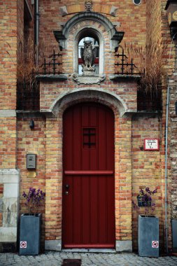 Kırmızı tuğla duvar Bruges, Belçika'daki evin kapısını