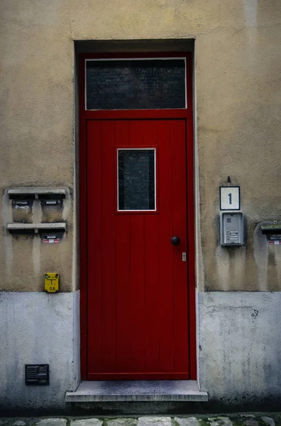 Rote Tür des Hauses in Brügge, Belgien — Stockfoto