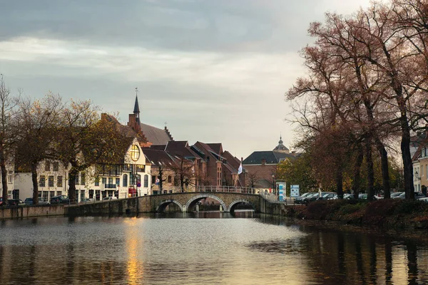 Solnedgång på kanalen i Brygge, Belgien — Stockfoto