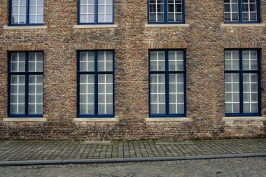 Kırmızı tuğlalı ev cephe ile windows Bruges, Belçika