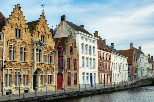 Casas y canales medievales en Brujas, Bélgica —  Fotos de Stock