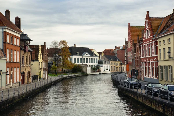 中世纪房屋和在比利时的布鲁日运河 — 图库照片