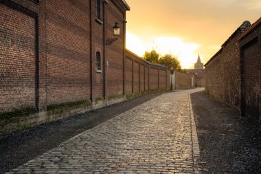 Bruges, Belçika sokakta günbatımı