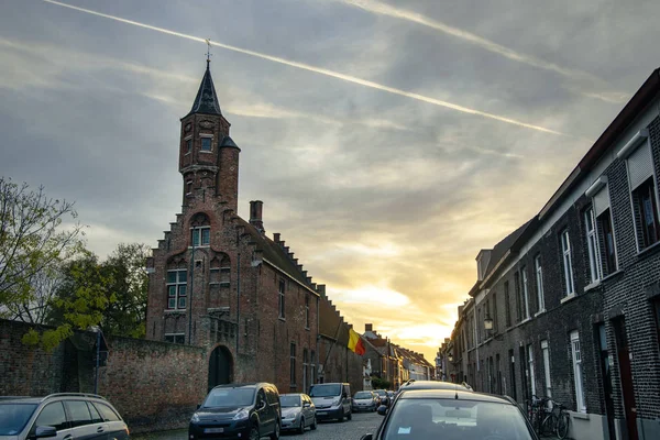 Sokak ve Ortaçağ kilise Bruges, Belçika — Stok fotoğraf