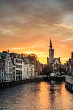 Brugge, Belçika 'da kanal ve Jan Van Eyck Meydanı 'nda görünüm