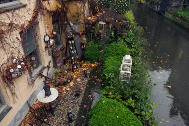 Cafe bir sürü saatler ve kanal Bruges, Belçika
