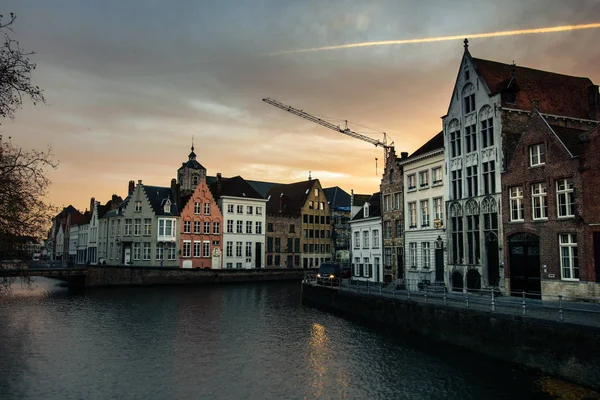 Pôr do sol no canal em Bruges, Bélgica — Fotografia de Stock