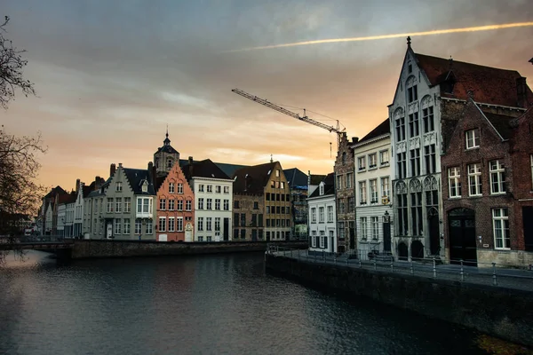 Pôr do sol no canal em Bruges, Bélgica — Fotografia de Stock