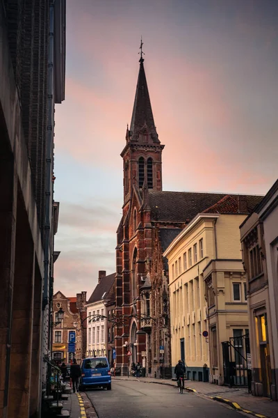 Street och medeltida kyrka i Brygge, Belgien — Stockfoto