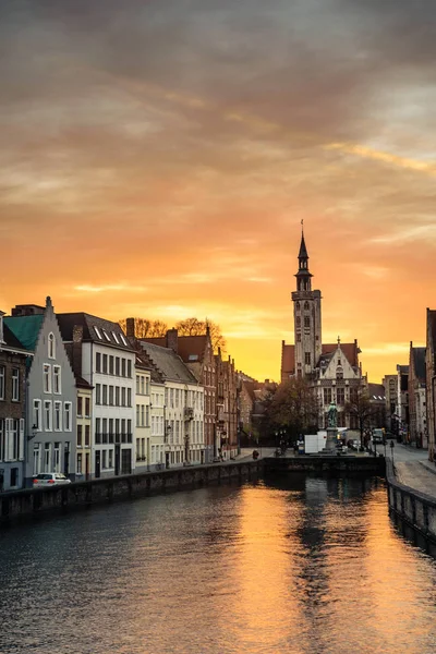 Pohled na průplav a náměstí Jan Van Eyck v Bruggách, Belgie Stock Fotografie