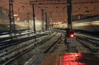 Geceleri kırmızı ışık İşaretimle Kazansky tren istasyonu, Moskova, Rusya