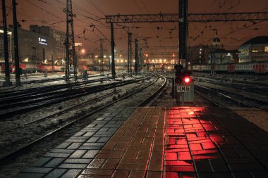 Geceleri kırmızı ışık İşaretimle Kazansky tren istasyonu, Moskova, Rusya