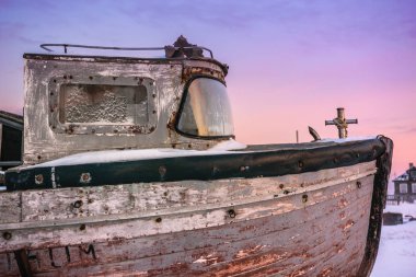 Eski çürümüş balık tekne Teriberka, Murmansk bölgesi, Rusya