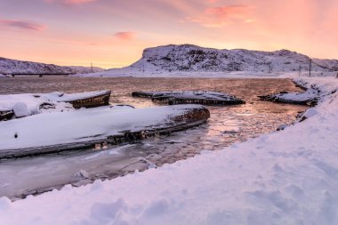 Batık gemi Teriberka, Murmansk bölgesi, Rusya'nın karlı sahile yakın: