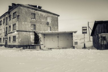 Otobüs İstasyonu yeni yıl firtree ve evde Teriberka, Murmansk Region, Rusya Federasyonu