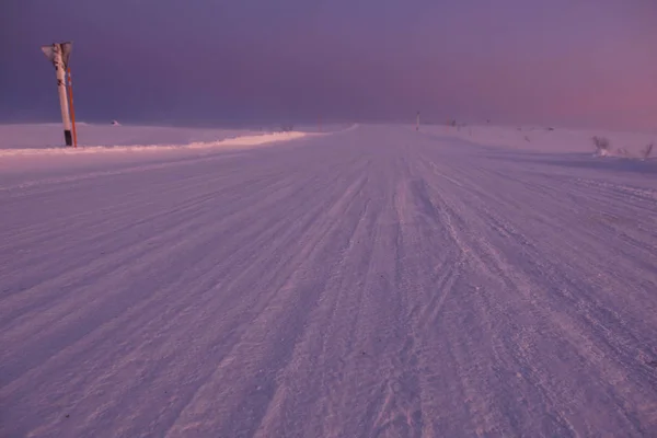 Arktická cesta v denní době. Region Murmansk, Rusko — Stock fotografie