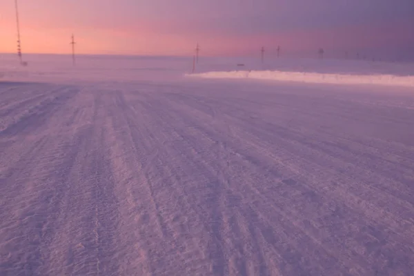 Arktická cesta v denní době. Region Murmansk, Rusko — Stock fotografie