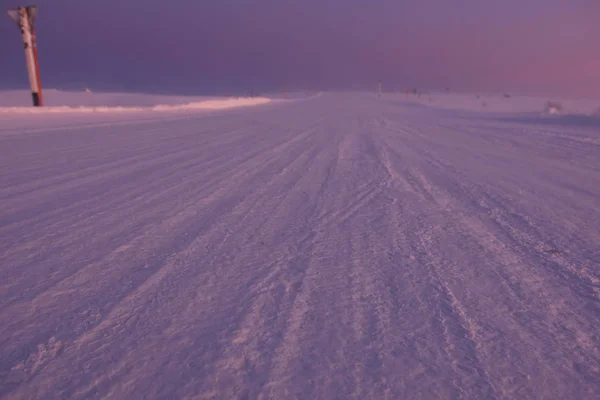Arktická cesta v denní době. Region Murmansk, Rusko — Stock fotografie