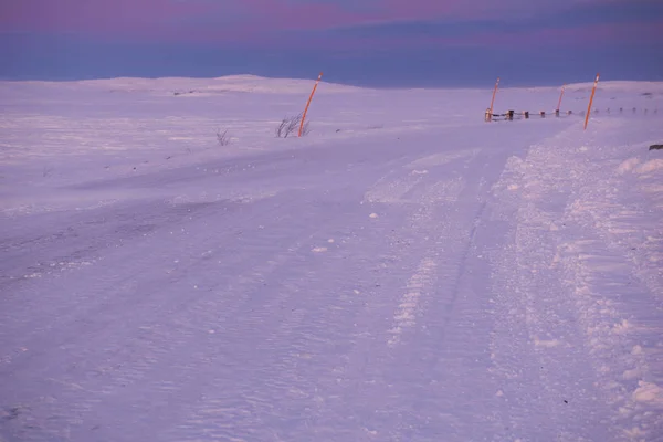 在一天时间的北极路。摩尔曼斯克地区，俄罗斯 — 图库照片