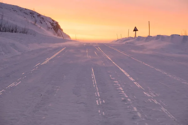 Strada artica di giorno. Regione di Murmansk, Russia — Foto Stock