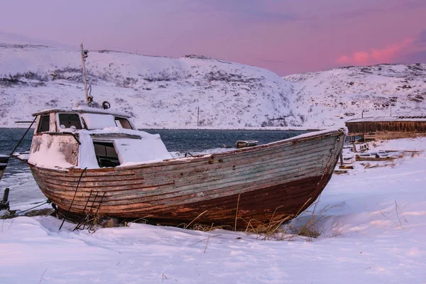 Altes verrottetes Fischerboot in Teriberka, Region Murmansk, Russland — Stockfoto