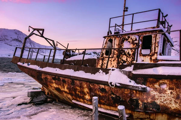 Vieux bateau de pêche pourri à Teriberka, région de Mourmansk, Russie — Photo