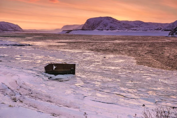 Delail an der schneebedeckten Küste der Barentssee in Teriberka, Murmansk Region, Russland — Stockfoto