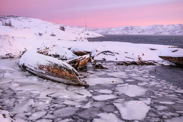 Barcos hundidos cerca de la costa nevada en Teriberka, Región de Murmansk, Rusia — Foto de Stock