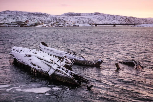 Teriberka、ムルマンスク地域、ロシアで雪に覆われた海岸を付近の沈没船 — ストック写真