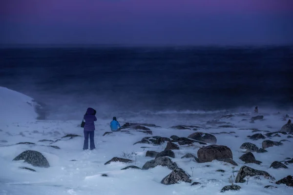 Personas en la costa nevada del Mar de Barents en Teriberka, Región de Murmansk, Rusia — Foto de Stock