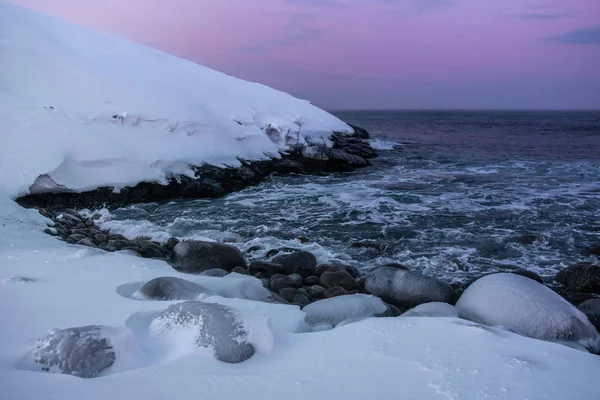 Zasněžené pobřeží Barentsova moře v Teriberka, Murmansk Region, Rusko — Stock fotografie