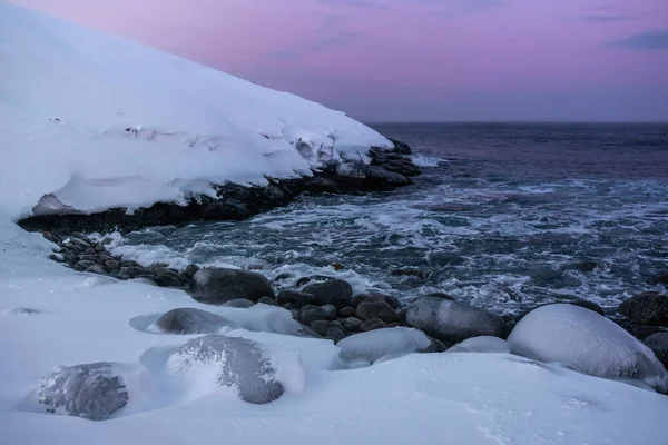 Teriberka, 무르만스크 지역, 러시아의 Barents 바다를의 눈의 해안 — 스톡 사진