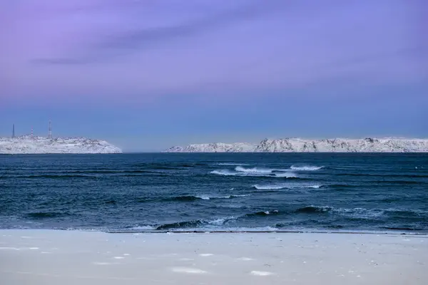 Costa nevada do Mar de Barents em Teriberka, região de Murmansk, Rússia — Fotografia de Stock