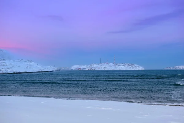 Besneeuwde kust van Barentsz-zee in Teriberka, de regio van Moermansk, Rusland — Stockfoto