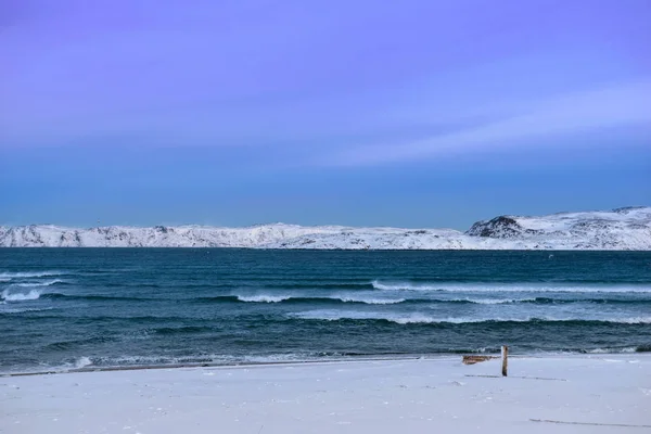 Costa nevada do Mar de Barents em Teriberka, região de Murmansk, Rússia — Fotografia de Stock