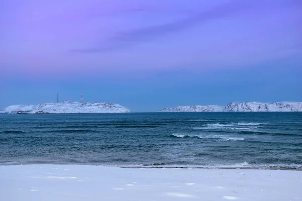 Zasněžené pobřeží Barentsova moře v Teriberka, Murmansk Region, Rusko — Stock fotografie