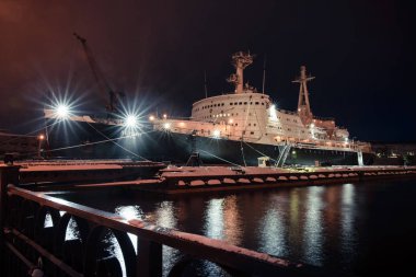Gece kışın Murmansk limanında Icebreaker 
