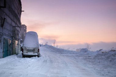 Araba Murmansk, Rusya kar kaplı