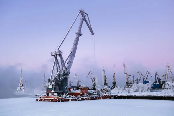 Puerto comercial en Murmansk, península de Kola, Rusia — Foto de Stock
