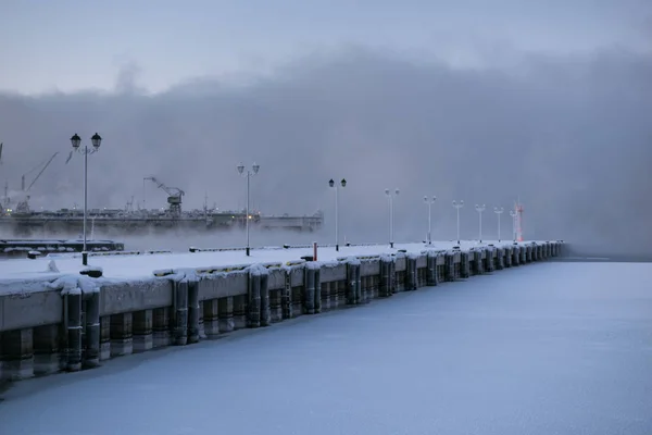 Puerto comercial en Murmansk, península de Kola, Rusia — Foto de Stock