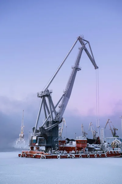 Puerto comercial en Murmansk, península de Kola, Rusia — Foto de Stock