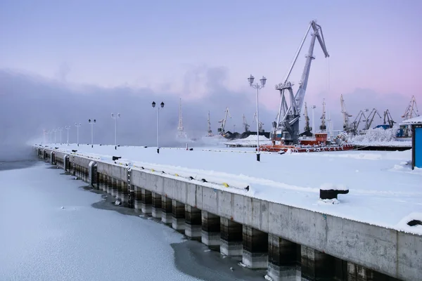 Puerto comercial en Murmansk, península de Kola, Rusia — Foto de Stock