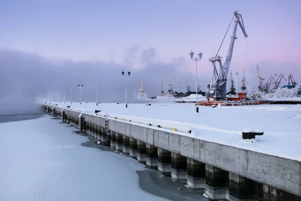 Puerto comercial en Murmansk, península de Kola, Rusia — Foto de Stock