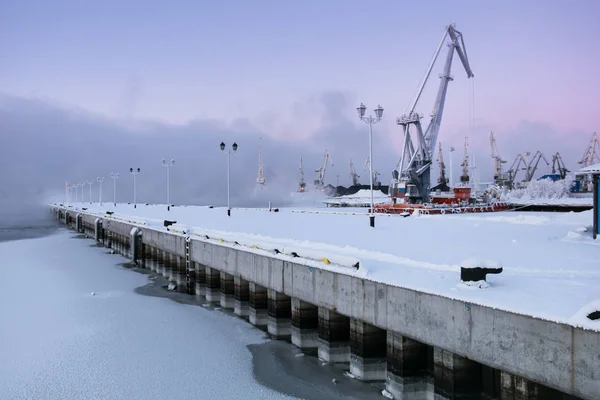 Puerto comercial en Murmansk, península de Kola, Rusia — Foto de Stock