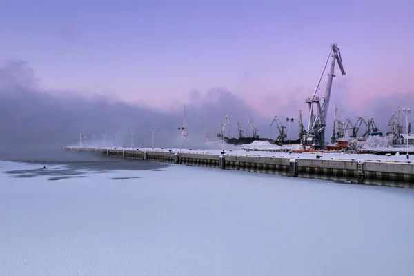 Port de commerce à Mourmansk, péninsule de Kola, Russie — Photo