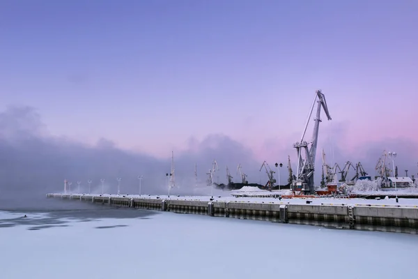 Port de commerce à Mourmansk, péninsule de Kola, Russie — Photo