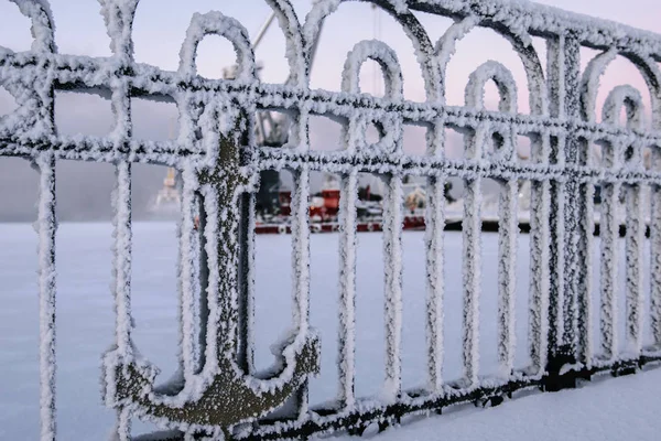 Zaun im Handelshafen in Murmansk, Halbinsel Kola, Russland Stockfoto