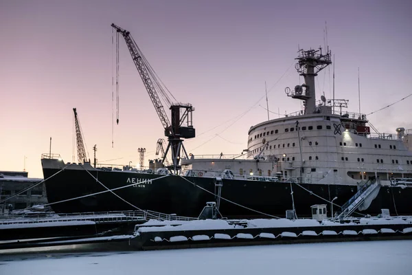 ムルマンスクでの貿易港と原子砕氷船「レーニン」 (ロシア・コラ半島) ロイヤリティフリーのストック画像