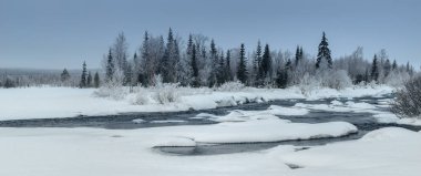 Rus Lapland, Kola Yarımadası dondurulmamış Nehri ile kış manzarası