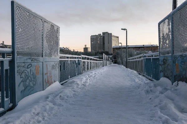 Puente de invierno sobre la carretera en Murmansk, península de Kola, Rusia —  Fotos de Stock